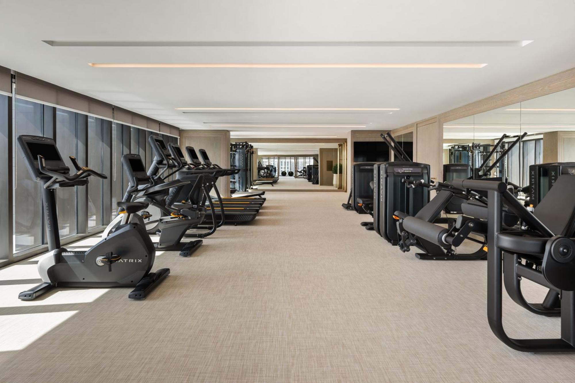 Palace Dubai Creek Harbour Extérieur photo The gym at the hotel