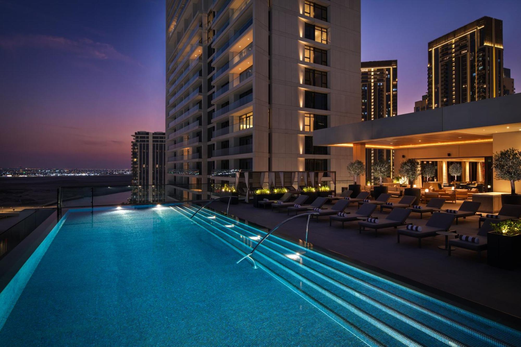 Palace Dubai Creek Harbour Extérieur photo The swimming pool at the hotel