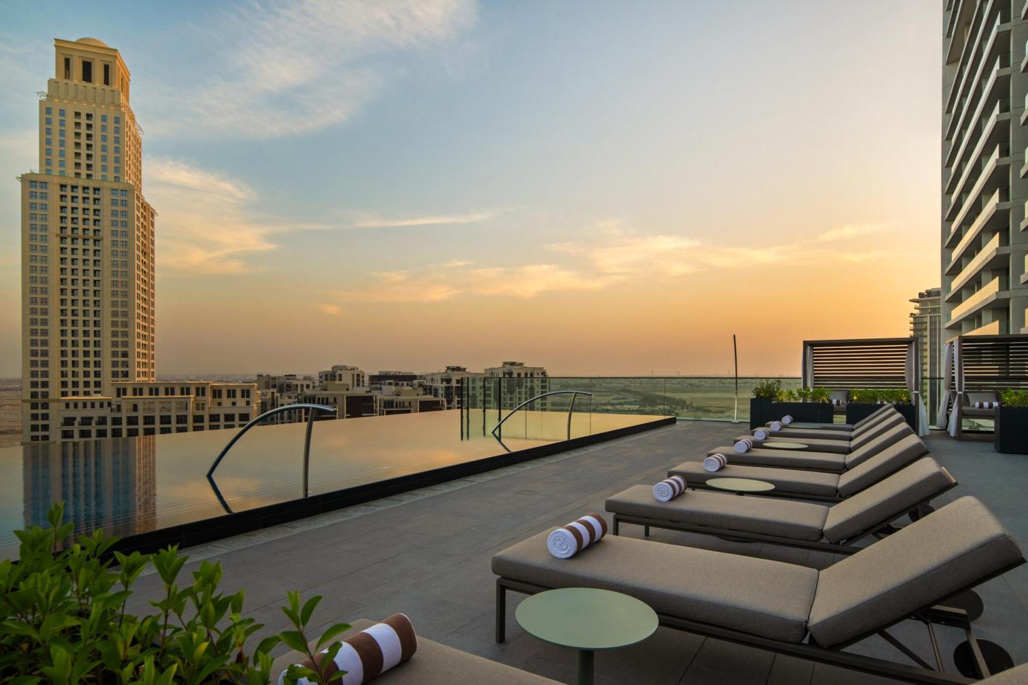 Palace Dubai Creek Harbour Extérieur photo The rooftop pool at the hotel