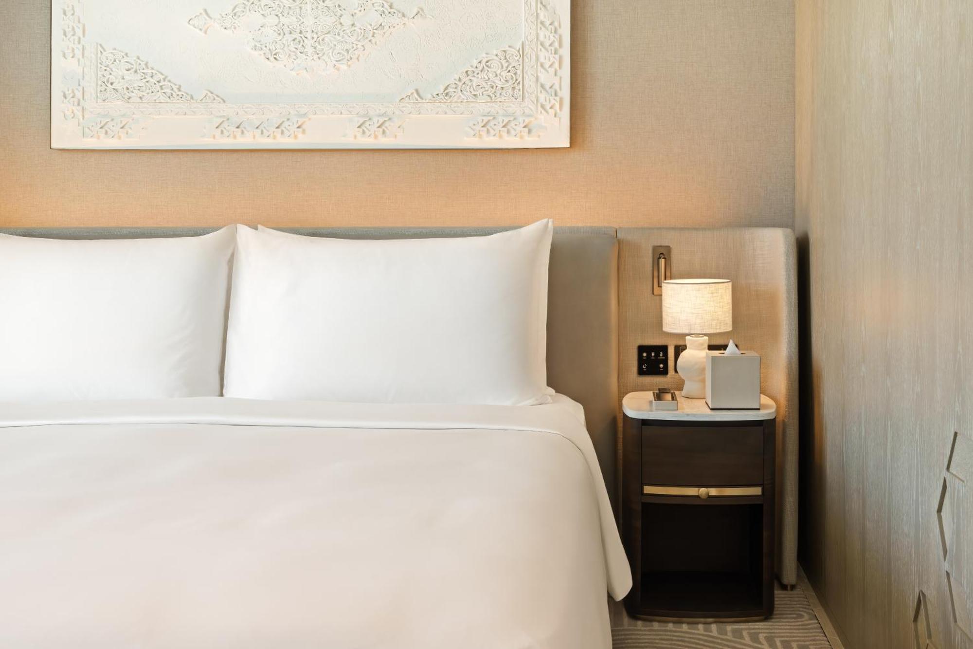 Palace Dubai Creek Harbour Extérieur photo A bedside table